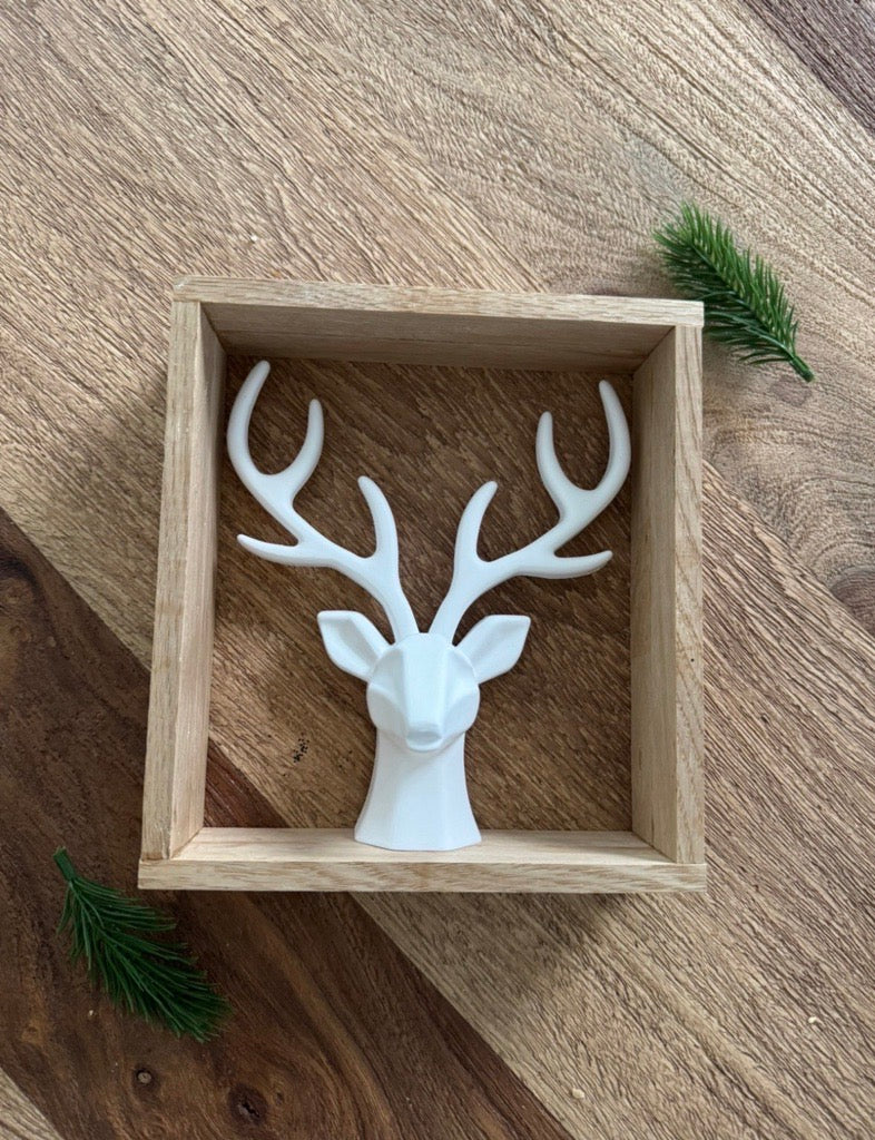 Handgemachtes Ton-Reh im Holzrahmen