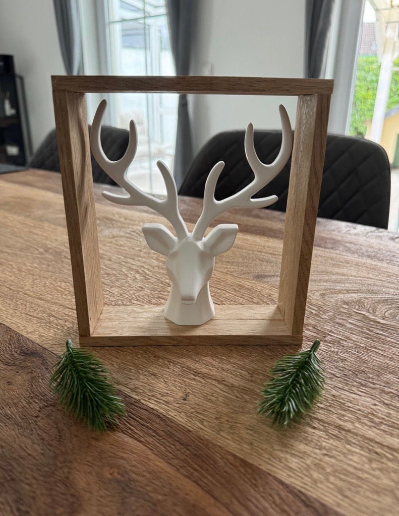 Handgemachtes Ton-Reh im Holzrahmen