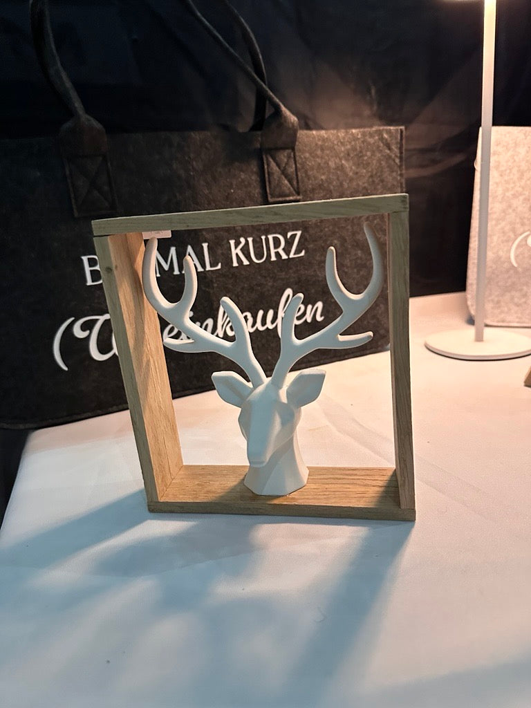 Handgemachtes Ton-Reh im Holzrahmen